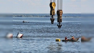 El reflotamiento del ‘Bulgaria’ continúa a pesar de las dificultades técnicas y naturales