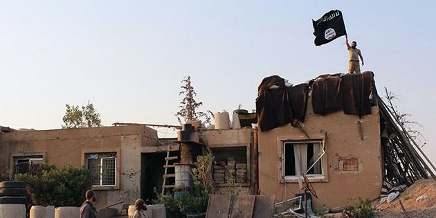 Activistas: El Estado Islámico habría derribado un avión militar sirio
