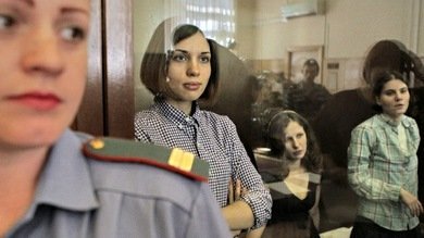 Las rockeras 'anti Putin' que cantaron en la catedral de Moscú entonan el 'mea culpa'