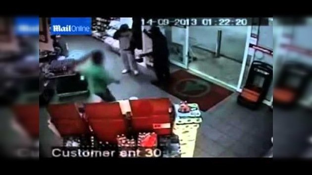 CCTV: Empleado de una tienda lucha contra dos asaltantes con un zapato