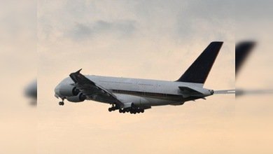 Un vídeo muestra cómo cae un rayo en un avión