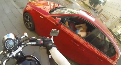 "No te lo comiste todo": Una motorista devuelve la basura que tiran los conductores en Moscú