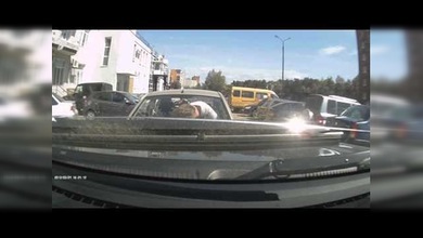 Choque frontal entre dos vehículos sin razón aparente