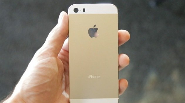 Un estadounidense 'contrata' a indigentes para comprar varios iPhone 5S