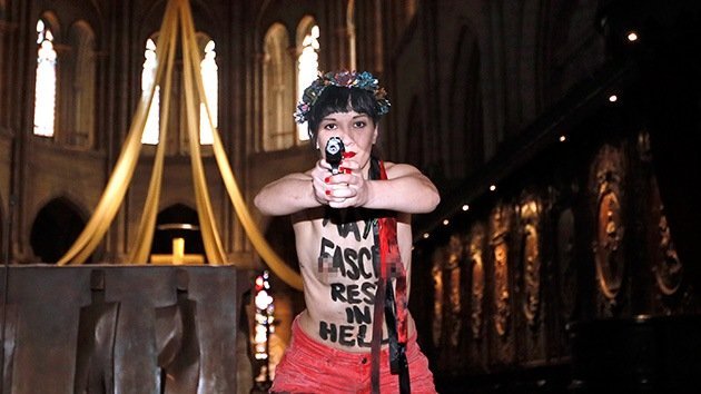 Fotos: Femen protesta en Notre-Dame un día después del suicidio de un ultraderechista