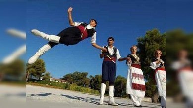 Los griegos bailan para superar la crisis