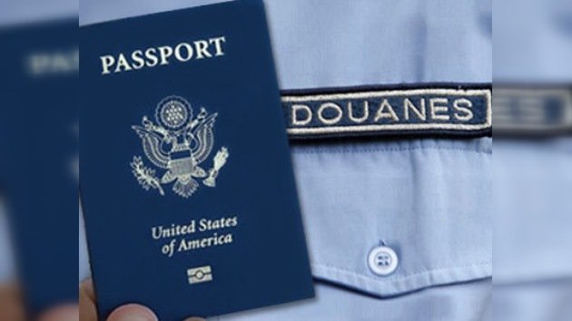 Sancionan al aduanero francés que se sacó una foto con el pasaporte de Obama