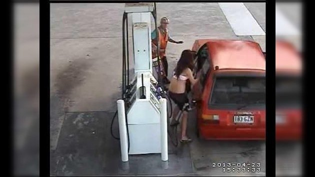 Pareja en pleno robo de combustible trata de escapar de la gasolinera