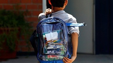Argentina: Proponen mochilas transparentes para que los estudiantes no lleven armas