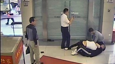 FOTOS: Coincide en el banco con el ladrón que le robó la tarjeta de crédito