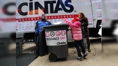 Una máquina corta papel para destruir todo lo malo del año