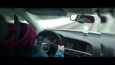 Una niña de ocho años conduce un auto a 100 km/h