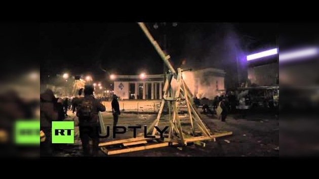 Kiev: Los manifestantes construyen una catapulta gigante y disparan piedras