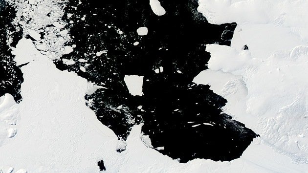 Video: Un enorme iceberg del tamaño de Singapur amenaza a los barcos en la Antártida