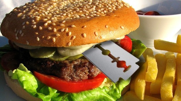 Sirven una hamburguesa con una hoja de afeitar en un local de Burger King en California