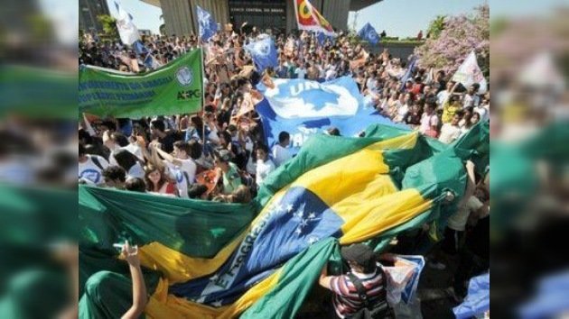 Los estudiantes de Brasil siguen el ejemplo de Chile y salen a la calle