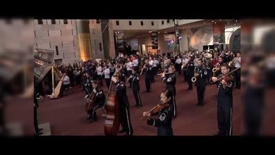 La banda de la Fuerza Aérea de EE.UU. organiza un gran ‘flash mob’