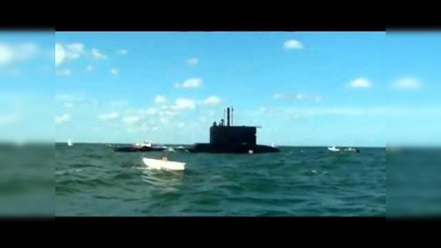 Submarino de la Armada Argentina emerge en medio de una regata infantil