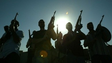 Rebeldes sirios decapitan a un hombre frente a varios niños