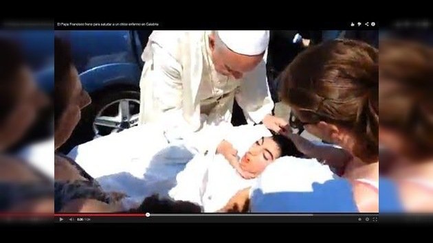 El papa Francisco detiene su convoy para bendecir a un enfermo