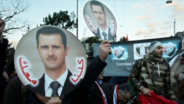 Ciudadanos sirios se manifiestan a favor de Al Assad frente a la sede de Ginebra 2