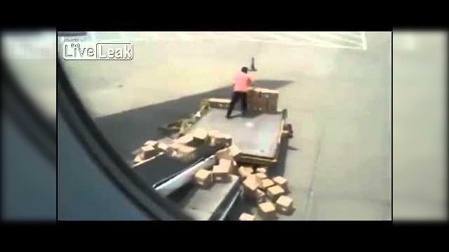 Operario de ‘handling’ en un aeropuerto chino que NO será empleado del mes