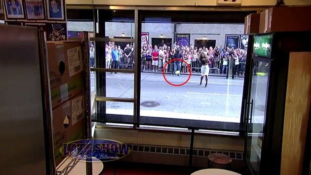 Serena Williams rompe la vitrina de una cafetería en Nueva York