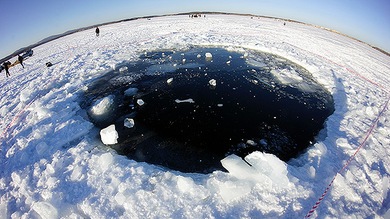 Foto: Buzos extraen del lago Chebarkul un fragmento del meteorito de Cheliábinsk