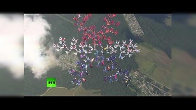 Récord mundial: Una 'flor' de 101 pétalos se abre en una caída libre