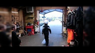 Un niño demuestra cómo se debe estacionar un kart