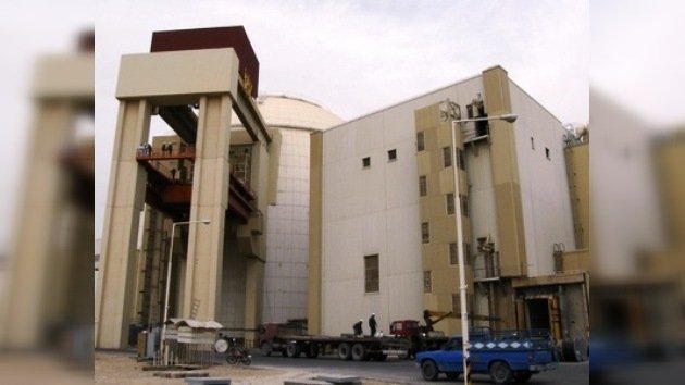 Cargan combustible en el reactor de Bushehr