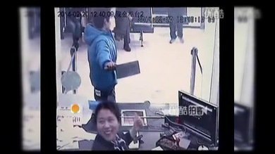 La cajera de un banco se ríe de un atracador que lleva un cuchillo de carnicero