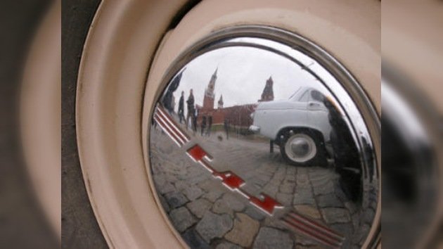 En Moscú se inaugura carrera de autos antiguos