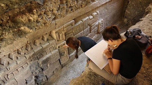 Descubren un gran friso maya bien conservado en Guatemala