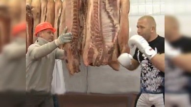 Serguéi Jaritónov se entrena en una fábrica de embutidos de Moscú a lo Rocky