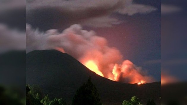 La erupción de un volcán indonesio fuerza la evacuación de unas 30.000 personas