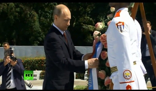 Putin deposita una ofrenda floral en el Monumento al Soldado Internacionalista Soviético en Cuba