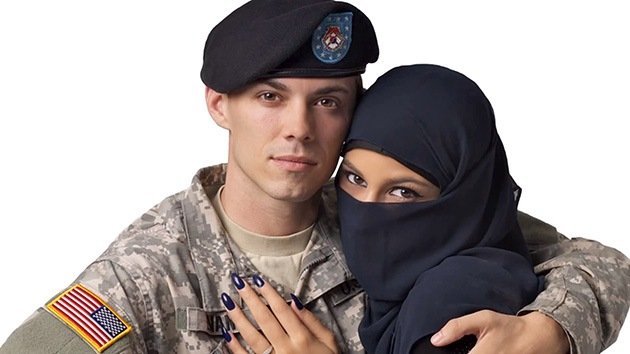 Rechazan una publicidad con un soldado de EE.UU. abrazando a una musulmana con velo
