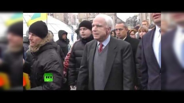 McCain se suma a los manifestantes ucranianos