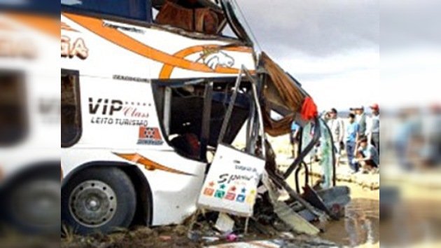 Al menos ocho muertos en un choque entre un autobús y un camión en Bolivia
