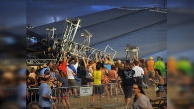 Una fuerte ráfaga de viento derrumba un escenario sobre el público