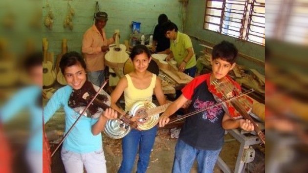 La música no huele: un grupo paraguayo toca en Madrid instrumentos reciclados de la basura