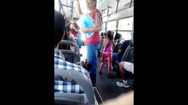 Una niña mexicana asombra con su voz a los pasajeros del transporte público