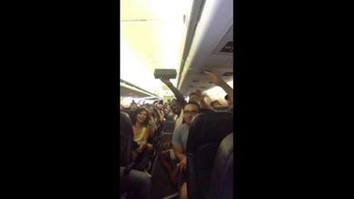 Pasajeros de un vuelo retrasado cantan 'Creo que puedo volar' para sobrellevar la espera