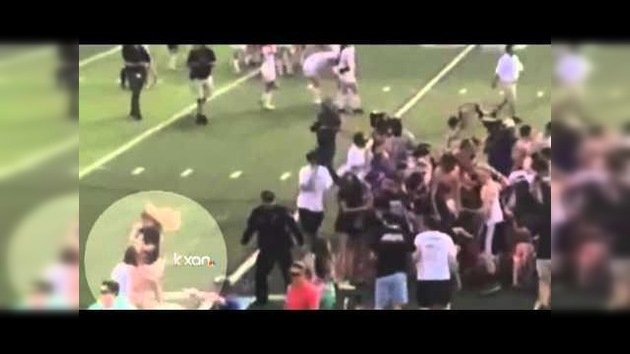Un policía golpea a jóvenes hinchas cuando celebraban el éxito de su equipo