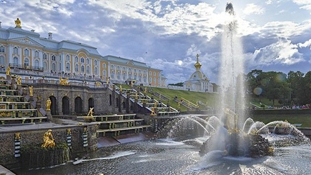 El 'show' de las fuentes en San Petersburgo