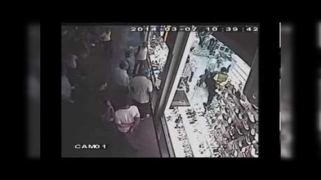 CCTV: Una mujer detiene un robo al noquear al ladrón golpeándolo con un maniquí