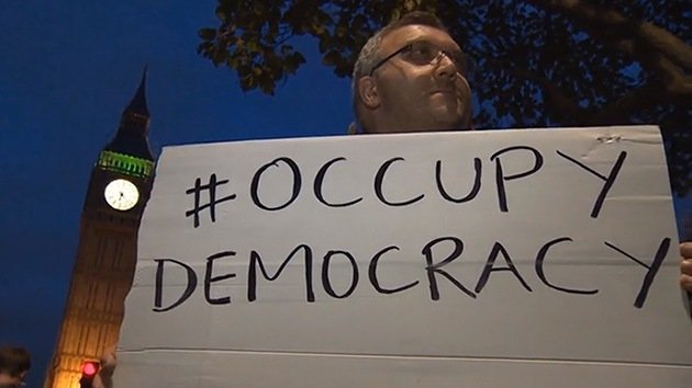 Video, fotos: #OccupyDemocracy vuelve a la Plaza del Parlamento en Londres
