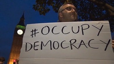 Video, fotos: Protesta de #OccupyDemocracy en Londres