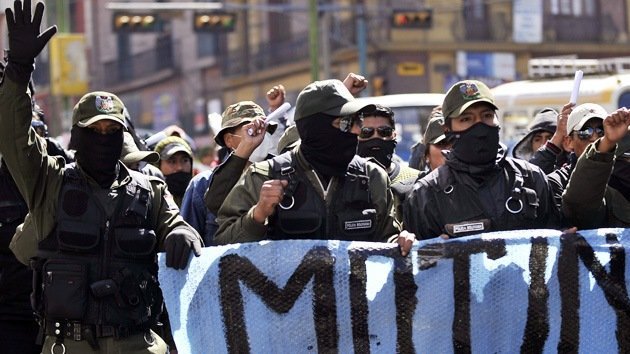 Policías bolivianos amotinados chocan con fieles a Evo Morales